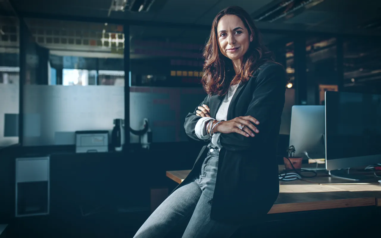 Frau arbeitet am Laptop im Büro